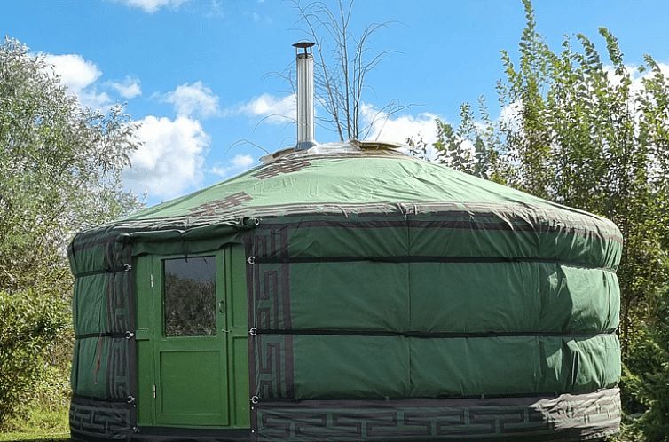 Einzigartige Jurte im Ferienhaus in Ravels, Antwerpen, Belgien, umgeben von gruener Natur und ruhiger Umgebung.