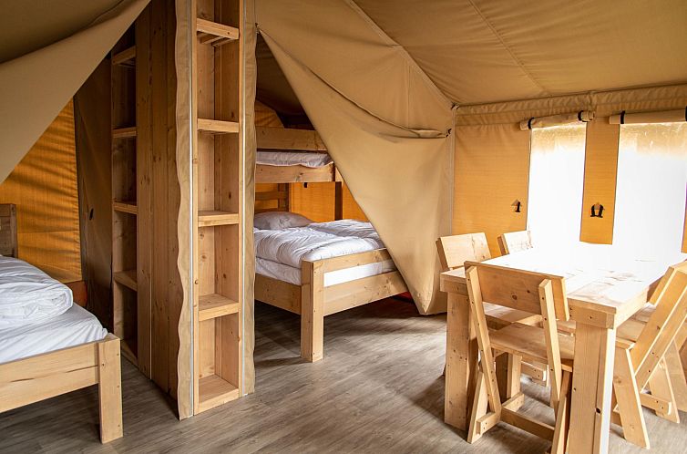 Gemuetlicher Innenbereich des Safari-Zeltes in Turnhout, Antwerpen, mit bequemen Betten und Holzmoebeln fuer ein einzigartiges Glamping-Erlebnis.