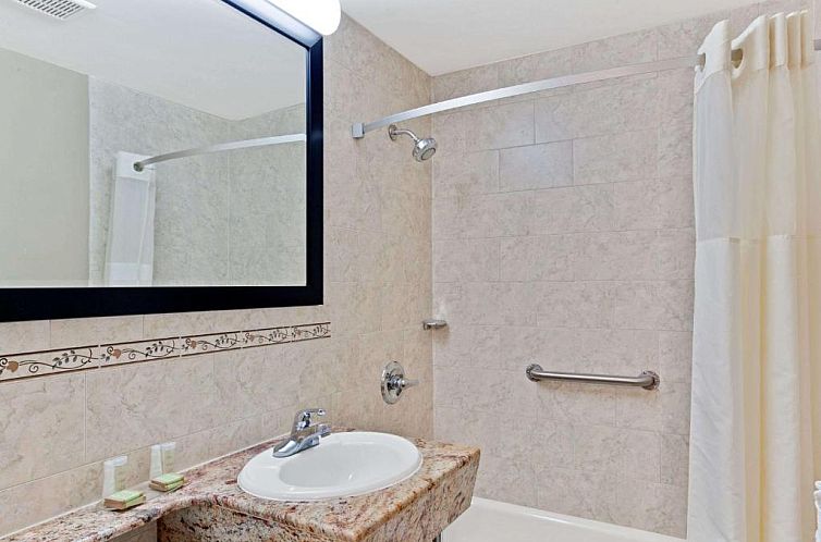 Super 8 by Wyndham Long Island City LGA Hotel