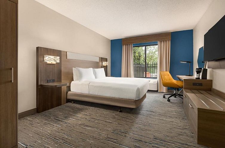 Holiday Inn Express Hotel & Suites Greenville-Downtown, an I