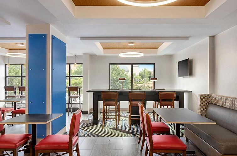 Holiday Inn Express Hotel & Suites Greenville-Downtown, an I