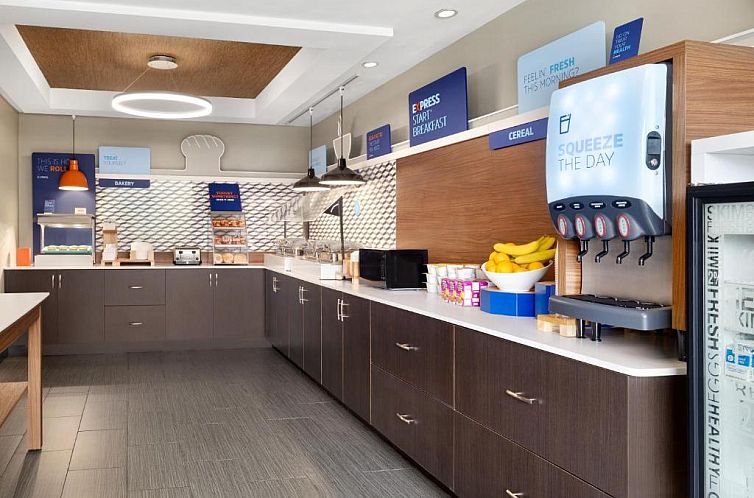 Holiday Inn Express Hotel & Suites Greenville-Downtown, an I