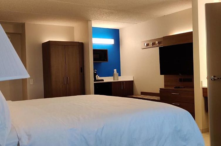 Holiday Inn Express Hotel & Suites Dallas Fort Worth Airport