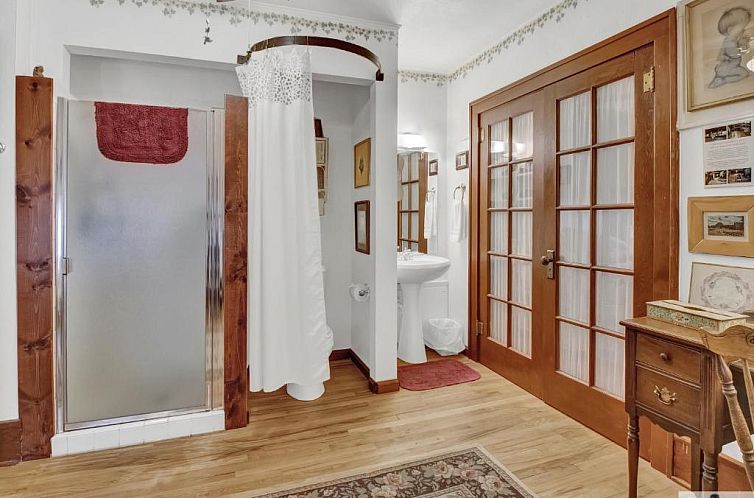 Robins Nest Bed & Breakfast