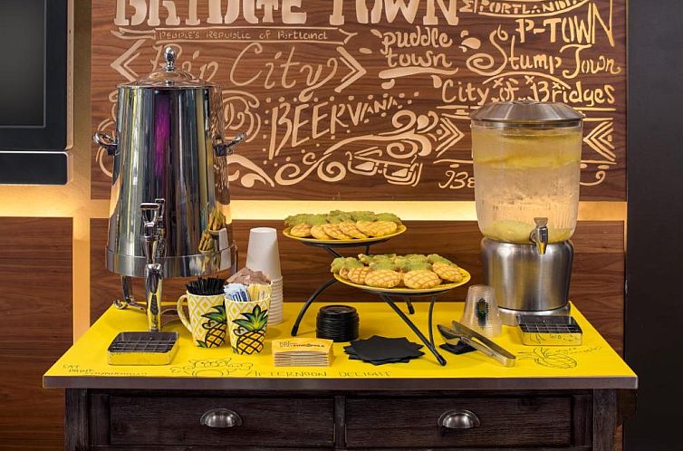Staypineapple, Hotel Rose, Downtown Portland