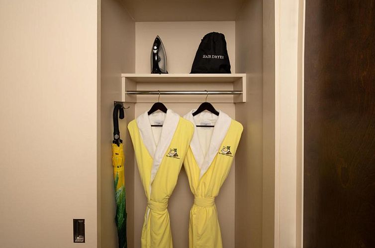Staypineapple, Hotel Rose, Downtown Portland