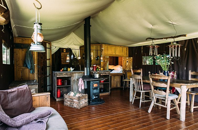 Tenthuisje met warme privédouche naast de tent