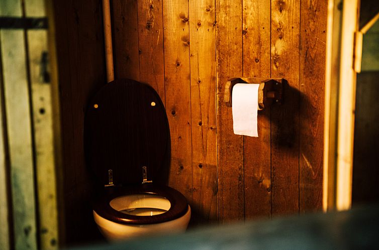 Tenthuisje met warme privédouche naast de tent