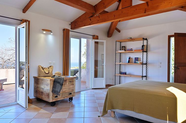 Vakantiehuis Villa mit Meerblick U Castagnu in geschützter 