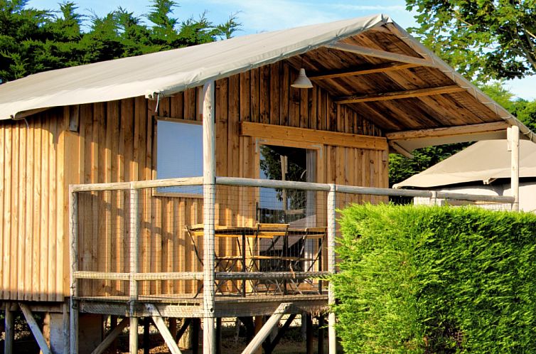 Geniessen Sie Ruhe und Frieden in der Cabane Lodge Standard, einer charmanten Glamping-Lodge im gruenen Treignac, Limousin.