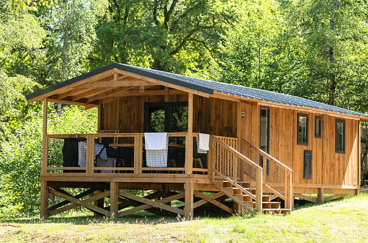 Entdecken Sie die ruhige Umgebung der VIP Premium Lodge, ein luxurioeses Ferienhaus im schoenen Treignac, Limousin, Frankreich.