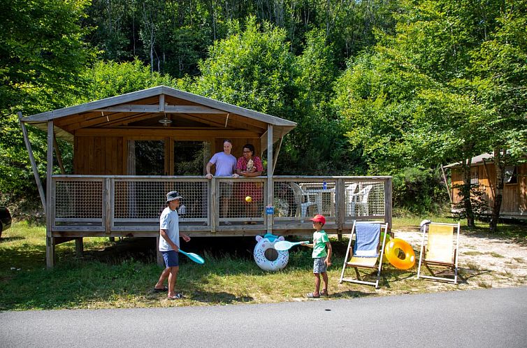 Entspannen Sie sich bei Sweetflower Premium in Treignac, Limousin, in einem charmanten Zelthaus mit grosser Terrasse.