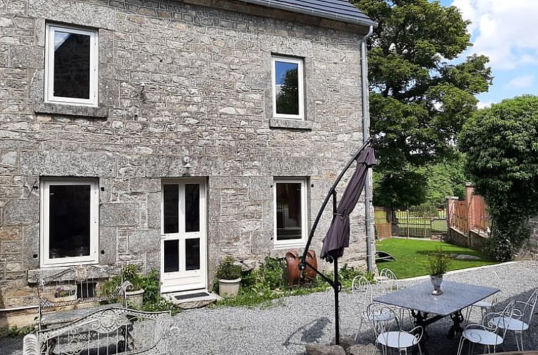 Das Ferienhaus in Valliere im Limousin bietet eine idyllische Terrasse mit Blick auf Frankreichs ruhige Landschaft.