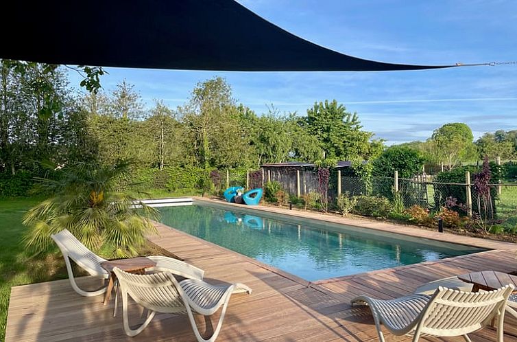 Entspannen Sie sich am Pool des Ferienhauses in Moutier-Malcard, Limousin, Frankreich, inmitten einer gruenen Umgebung und einer ruhigen Atmosphaere.