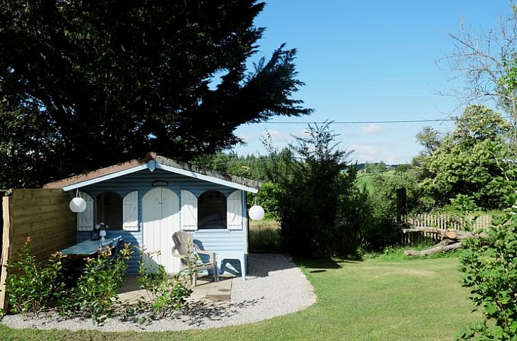 Charmant vakantiehuis in Goulles, Frankrijk, omgeven door groene natuur en voorzien van een knus terras.