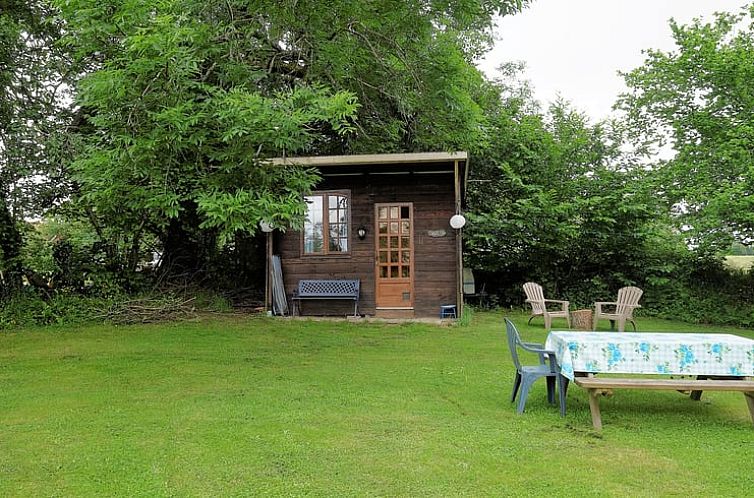 Ferienhaus in Goulles im Limousin, Frankreich, mit schoener Aussicht ins Gruene und einer rustikalen Terrasse.