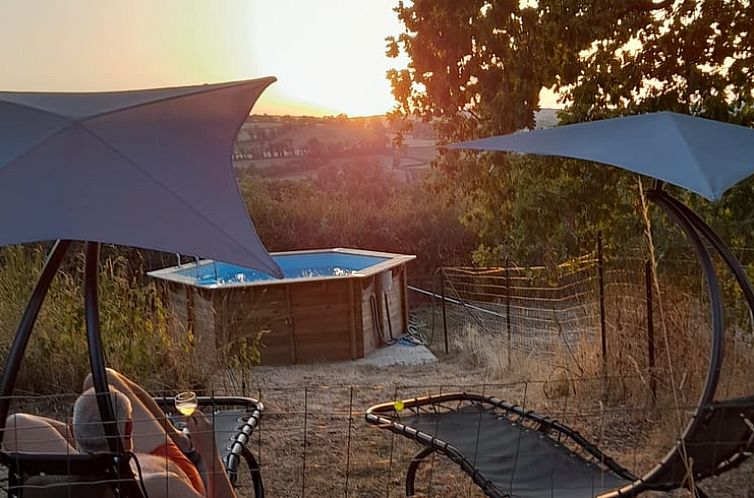 Entspannen Sie sich am Pool mit Blick auf die Natur im Cottage in Charron, im Limousin, Frankreich.