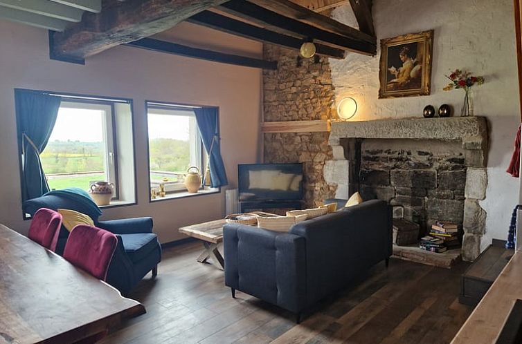 Interieur des Ferienhauses in Sannat im Limousin, Frankreich, mit rustikalem Kamin und laendlichem Charme.