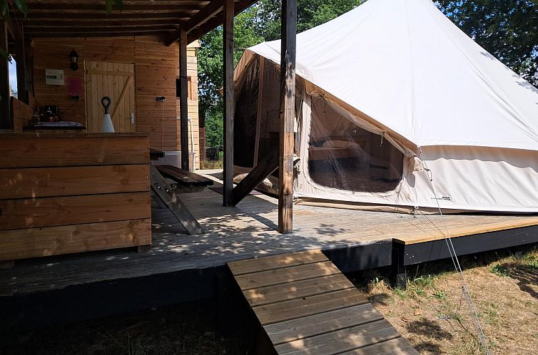 Veranda des Sybley Apex-Zeltes in Eymoutiers, Limousin, Frankreich: luxurioeses Glamping mit Holzterrasse und Zeltunterkunft.