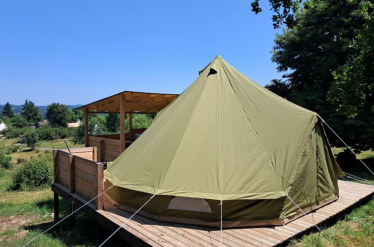 Erleben Sie luxurioeses Glamping im 6-Meter-Bell-Zelt mit Rutsche in Eymoutiers im Limousin und geniessen Sie die herrliche Aussicht von der Holzterrasse.