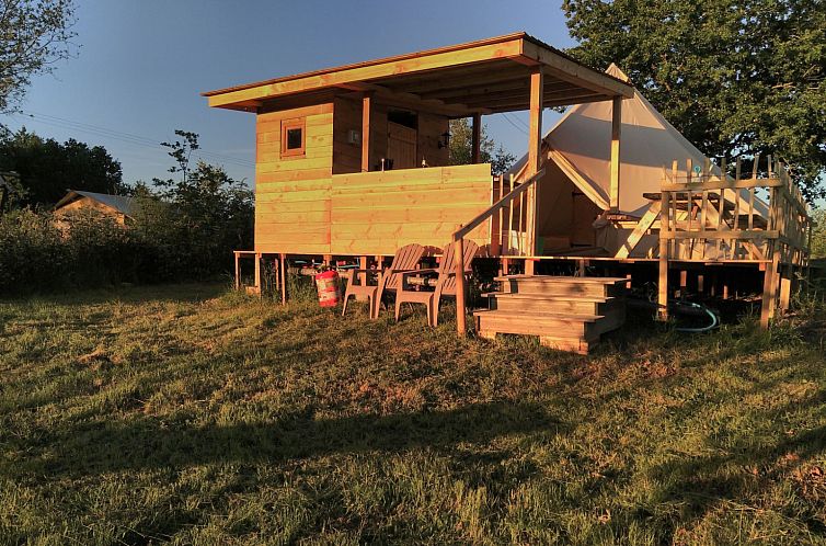 Entdecken Sie die Ruhe des Familienzeltes Bell XL in Eymoutiers im Limousin, das ueber eine grosszuegige Terrasse verfuegt und von Natur umgeben ist.