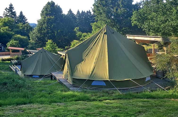 Uebernachten Sie im Bell Tent 6M in Eymoutiers im Limousin, inmitten gruener Natur und ruhiger Landschaften.