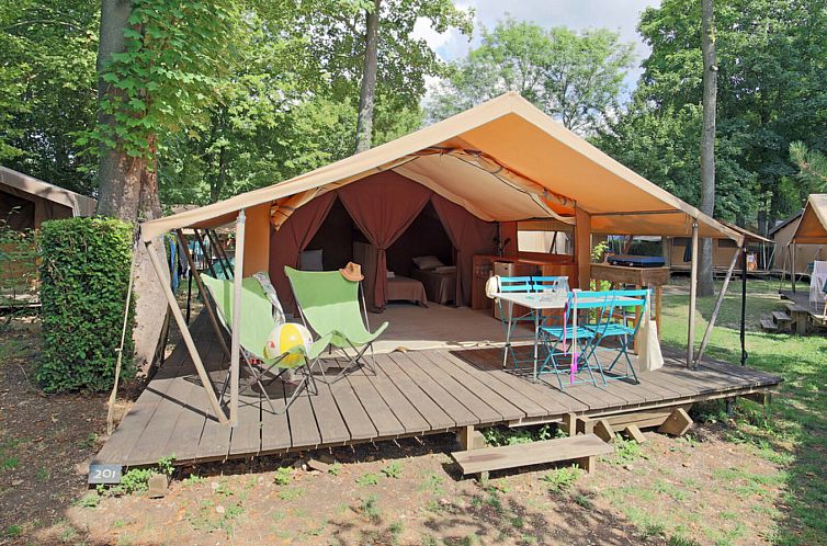Geniessen Sie die Ruhe im Bungalowzelt Classic, einer Glamping-Lodge im gruenen Beaulieu-sur-Dordogne, Limousin, Frankreich.
