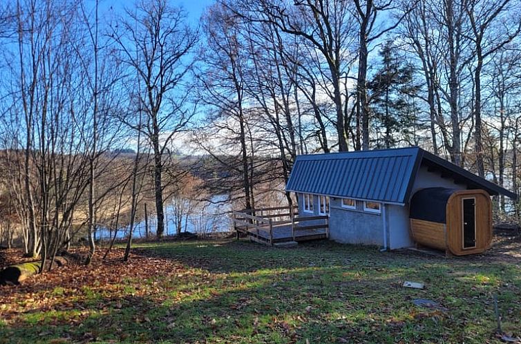 Knus vakantiehuisje in Neuvic, Limousin, Frankrijk met terras en schilderachtig uitzicht op het meer.