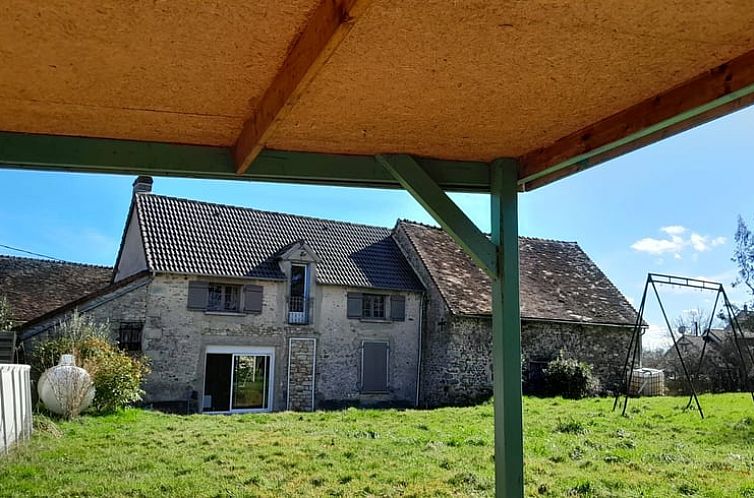 Das Ferienhaus Cottage in Lignac, in Centre, Frankreich, bietet eine idyllische Umgebung mit einem gruenen Garten und authentischer Architektur.