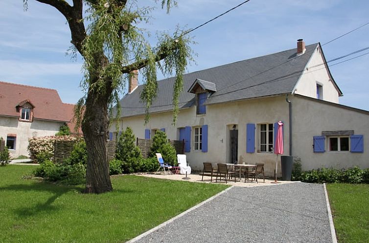 Rustikales Ferienhaus in Mery-es-boisl, Centre, Frankreich mit einladender Terrasse und Garten.