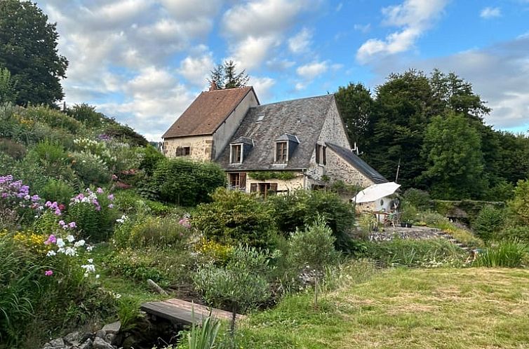 Rustiek vakantiehuis in Sazeray, Centre, Frankrijk, omringd door natuur en kleurrijke bloemen.