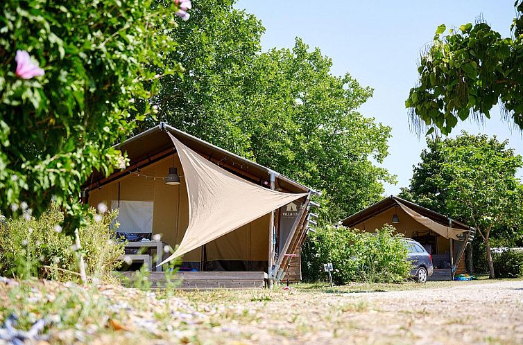 Erleben Sie luxurioeses Glamping im Nomad-Zelthaus in Poilly-Lez-Gien, Centre, umgeben von gruenen Landschaften.