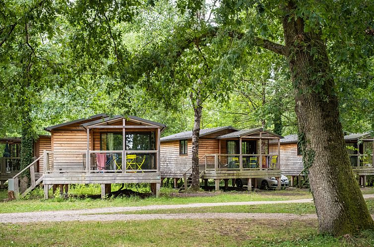 Entfliehen Sie in das Chalet Evasion, ein charmantes Ferienhaus in Bracieux, Centre, Frankreich, umgeben von gruenen Waeldern.
