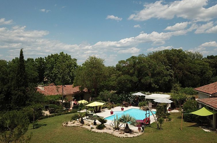 Entspannen Sie sich am Pool und in der gruenen Umgebung der Domaine a l'Aise, einer Fruehstueckspension im malerischen Saint Pargoire, Frankreich.