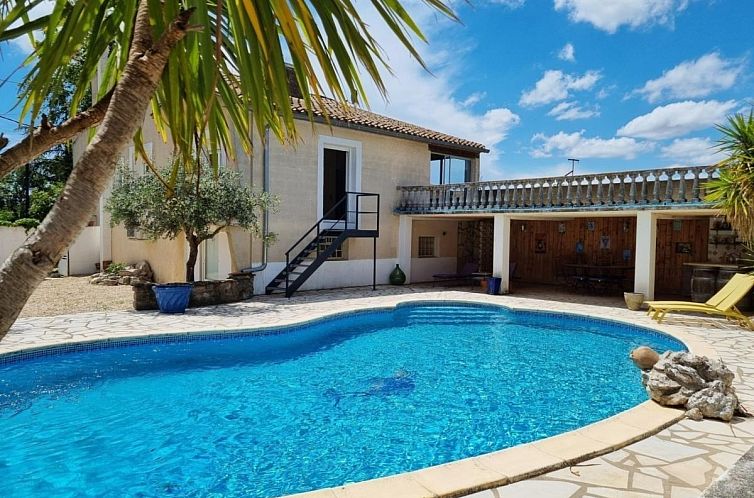 Geniessen Sie den Pool und die Terrasse des Ferienhauses Louis in Homps, Languedoc, ideal fuer einen Sommerurlaub in Frankreich.
