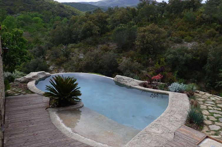 Vakantiehuis mit privatem Pool in üppiger Umgebung