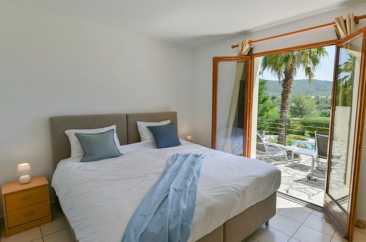 Ella Ella
