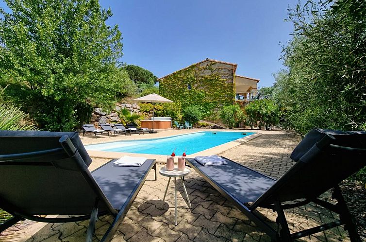 Geniet van de zon op het terras van Le Jardin des Olives, een charmant vakantieverblijf in Caunes-Minervois, Languedoc.