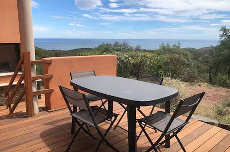 Vakantiehuis in ARGELES-SUR-MER biedt een adembenemend uitzicht over de oceaan vanaf het houten terras in Argeles-sur-Mer, Languedoc.