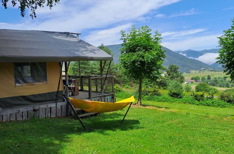 Entspannen Sie sich im Safarizelt der Base Lodge in Camurac, Languedoc, mit herrlichem Blick auf die umliegenden Berge.
