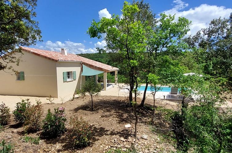 Geniet van de rust in Vakantiehuisje in Barjac met zwembad en terras in het Franse landschap van Languedoc.