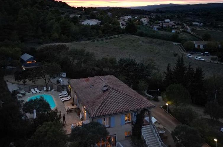 Romantische Ansicht des Ferienhauses in Agel in der Abenddaemmerung, umgeben von der Natur des Languedoc, Roussillon, Frankreich.