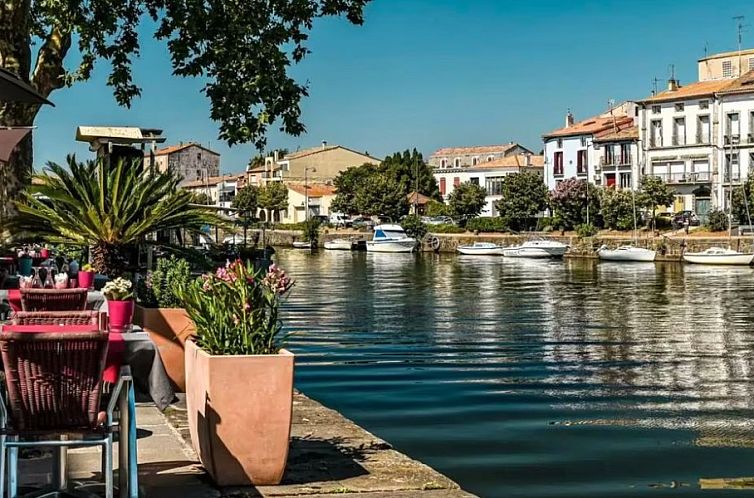 Ontspan aan de schilderachtige rivier bij Nazomeren in Agde, Zuid-Frankrijk. Ervaar de rust van Agde vanuit een comfortabele stacaravan.