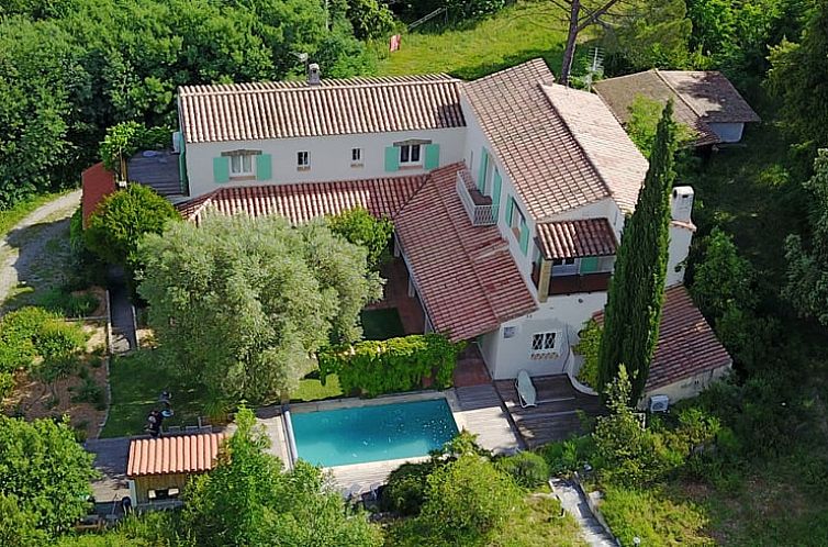 Ontdek Vakantiehuis in Arles Sur Tech in Arles-sur-Tech, Languedoc. Geniet van de serene omgeving en het verfrissende zwembad bij deze vakantiewoning.