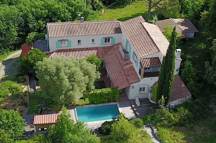 Ontdek Huisje in Arles Sur Tech, een charmant vakantiehuis in Arles-sur-Tech, Languedoc, met een prachtig zwembad en groene omgeving.