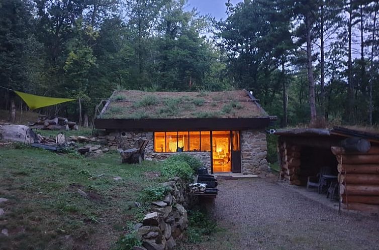 Ferienhaus Cottage in Mosset im Languedoc, Roussillon, Frankreich, umgeben von Natur, mit einer einladenden und warmen Atmosphaere.
