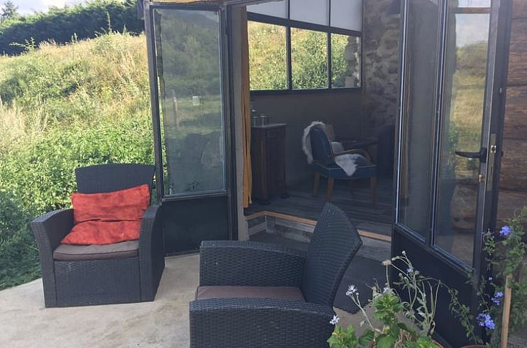 Geniessen Sie die ruhige Umgebung auf der Veranda des Ferienhauses in Mosset, Languedoc, Frankreich.