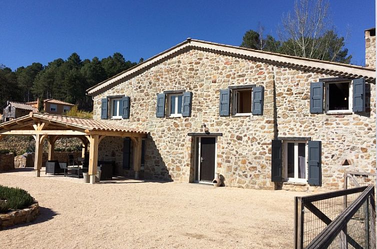 Charmantes Ferienhaus La vieille briqueterie in Bordezac, Roussillon. Rustikales Steingebaeude mit einladender Terrasse.