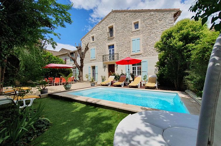 Entspannen Sie sich am Pool von La maison des Vendangeurs 10, einem charmanten Ferienhaus in Olonzac, Languedoc, umgeben von Natur.