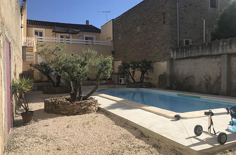 Geniessen Sie die Sonne am Pool des Ferienhauses Maison de vacances Olonzac in Olonzac, Languedoc, Frankreich.